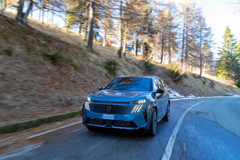 Peugeot E-5008: in prova l'ammiraglia elettrica a sette posti [VIDEO]
