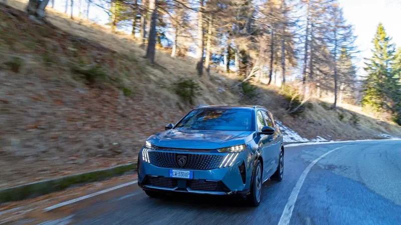 Peugeot E-5008: in prova l'ammiraglia elettrica a sette posti [VIDEO]