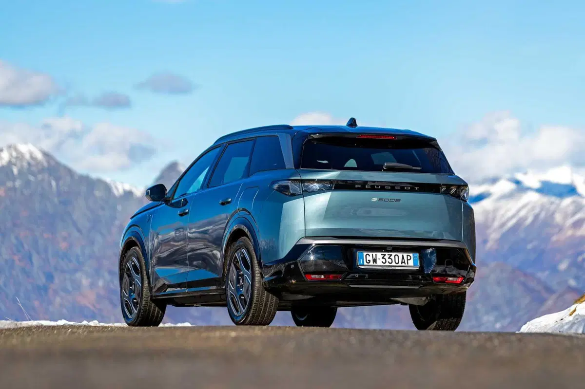 Peugeot E-5008: in prova l'ammiraglia elettrica a sette posti [VIDEO] (3)