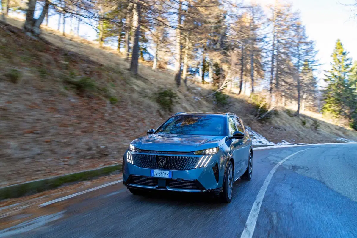 Peugeot E-5008: in prova l'ammiraglia elettrica a sette posti [VIDEO] (4)
