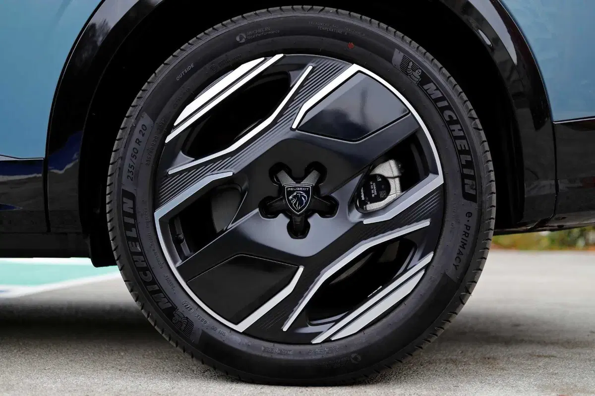 Peugeot E-5008: in prova l'ammiraglia elettrica a sette posti [VIDEO] (5)