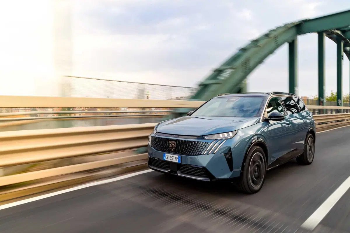 Peugeot E-5008: in prova l'ammiraglia elettrica a sette posti [VIDEO] (8)