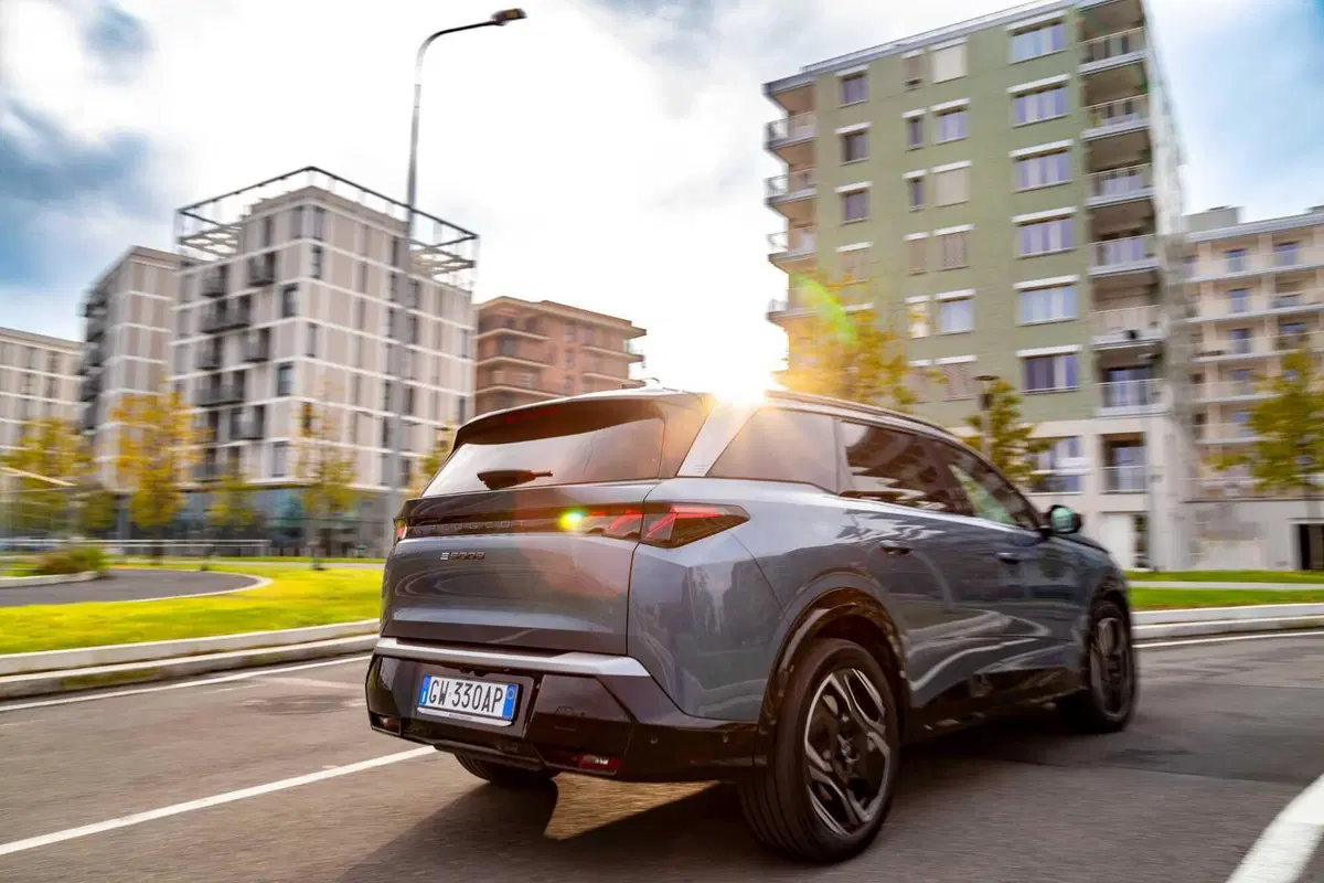 Peugeot E-5008: in prova l'ammiraglia elettrica a sette posti [VIDEO] (9)