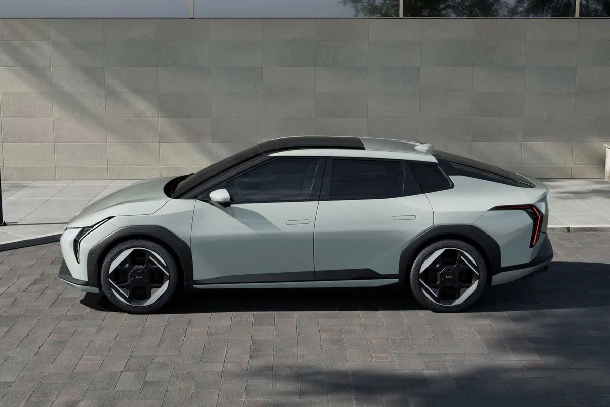 Kia EV4, lo stile comanda sugli esterni. Manca solo la 'piccola' EV2 (11)
