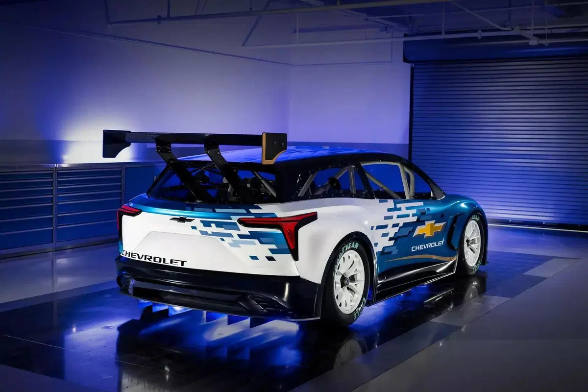 Chevrolet Blazer EV.R NASCAR: la bestia elettrica da 1.300 CV che sfida Ford in pista [VIDEO] (3)