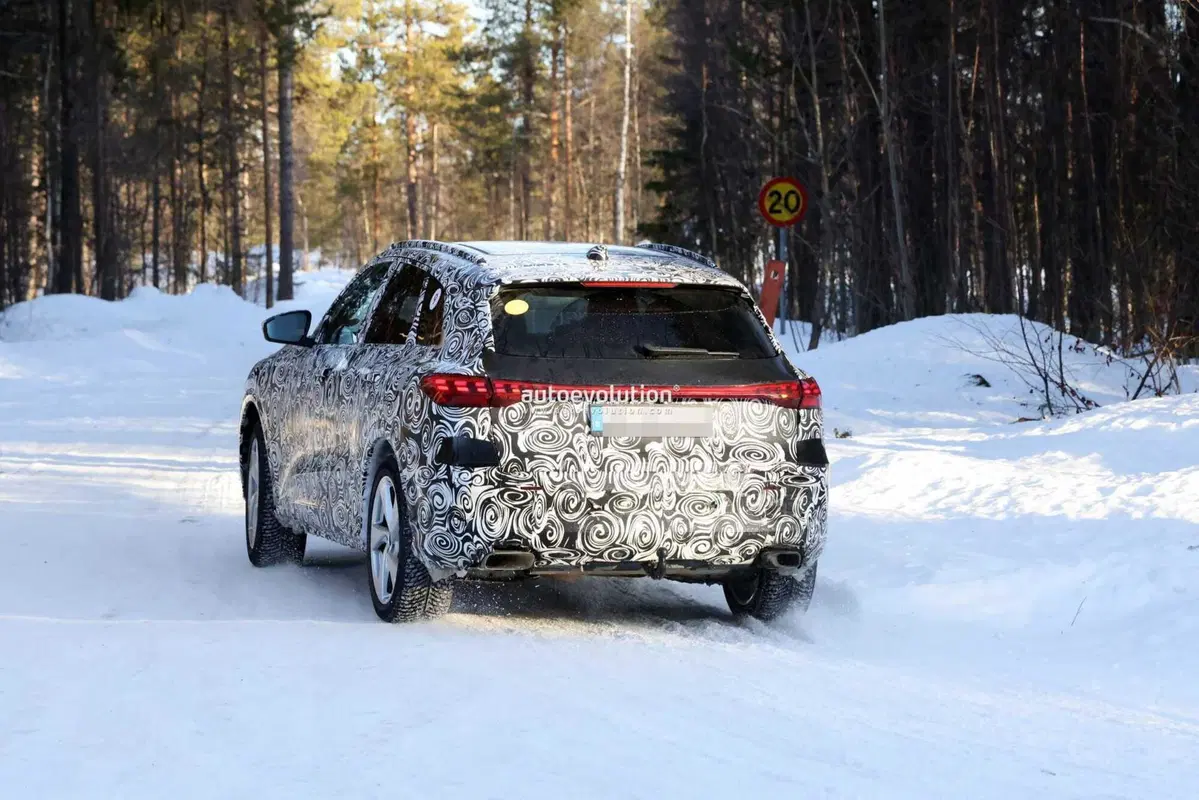 Porsche Macan con motore termico, i test sotto le spoglie di un'Audi Q5  (3)