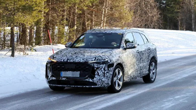 Porsche Macan con motore termico, i test sotto le spoglie di un'Audi Q5 