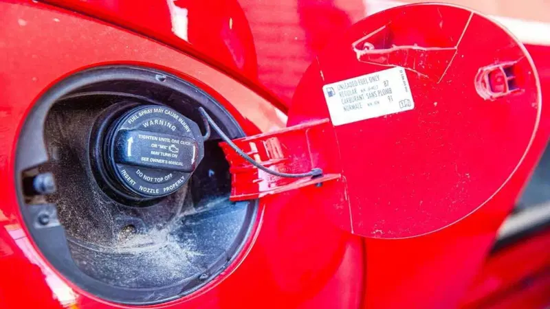 Tappo benzina tradizionale, con tanto di cordino "antismarrimento"