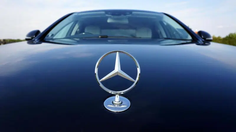 La stella Mercedes, un simbolo che &egrave; diventato bidimensionale per ragioni di sicurezza