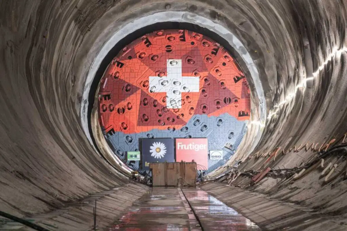 La "macchina infernale" Paulina che scava il nuovo Gottardo in Svizzera ha 7.600 cavalli