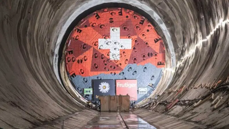 La "macchina infernale" Paulina che scava il nuovo Gottardo in Svizzera ha 7.600 cavalli