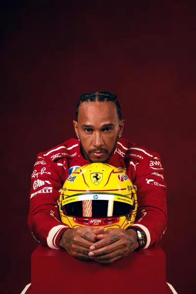 Formula 1. Ferrari, Lewis Hamilton e l&rsquo;italiano: &ldquo;Ho sempre voluto impararlo. E mi esercito ogni giorno in fabbrica"
