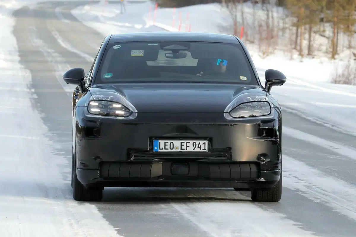 Porsche Cayenne Coupé: ecco com'è vista da vicino, grazie alle nuove foto spia (2)