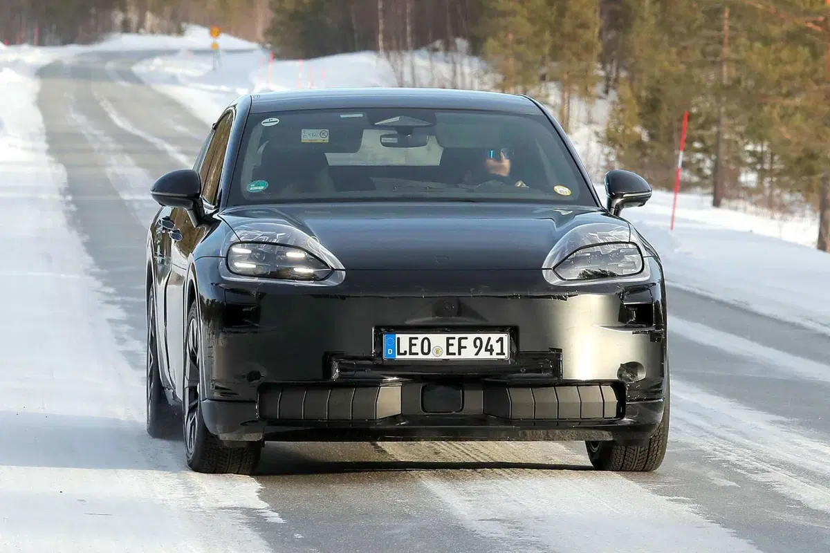 Porsche Cayenne Coupé: ecco com'è vista da vicino, grazie alle nuove foto spia (3)