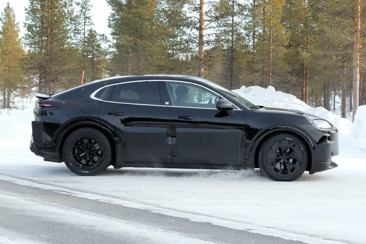 Porsche Cayenne Coupé: ecco com'è vista da vicino, grazie alle nuove foto spia (6)