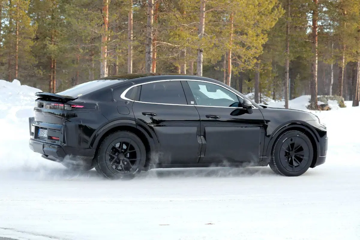 Porsche Cayenne Coupé: ecco com'è vista da vicino, grazie alle nuove foto spia (7)