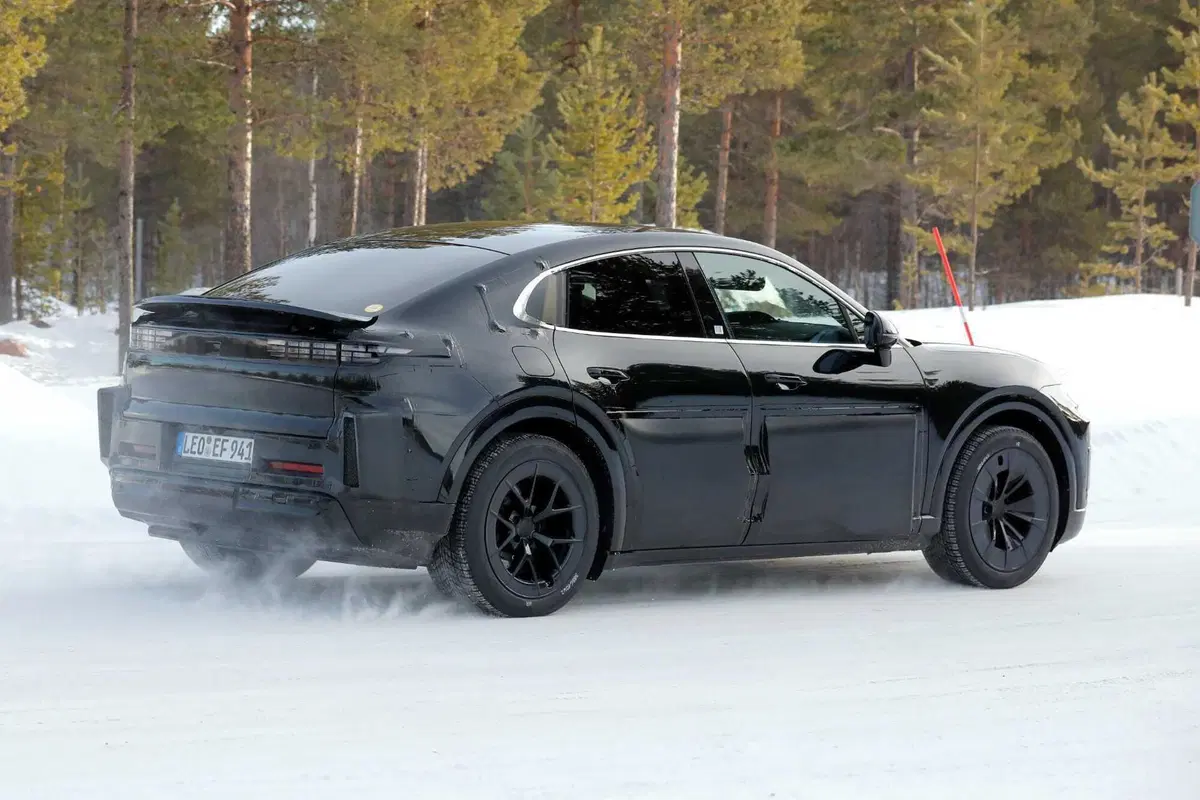 Porsche Cayenne Coupé: ecco com'è vista da vicino, grazie alle nuove foto spia (8)