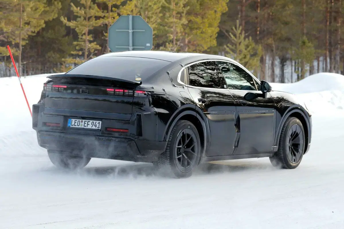 Porsche Cayenne Coupé: ecco com'è vista da vicino, grazie alle nuove foto spia (9)