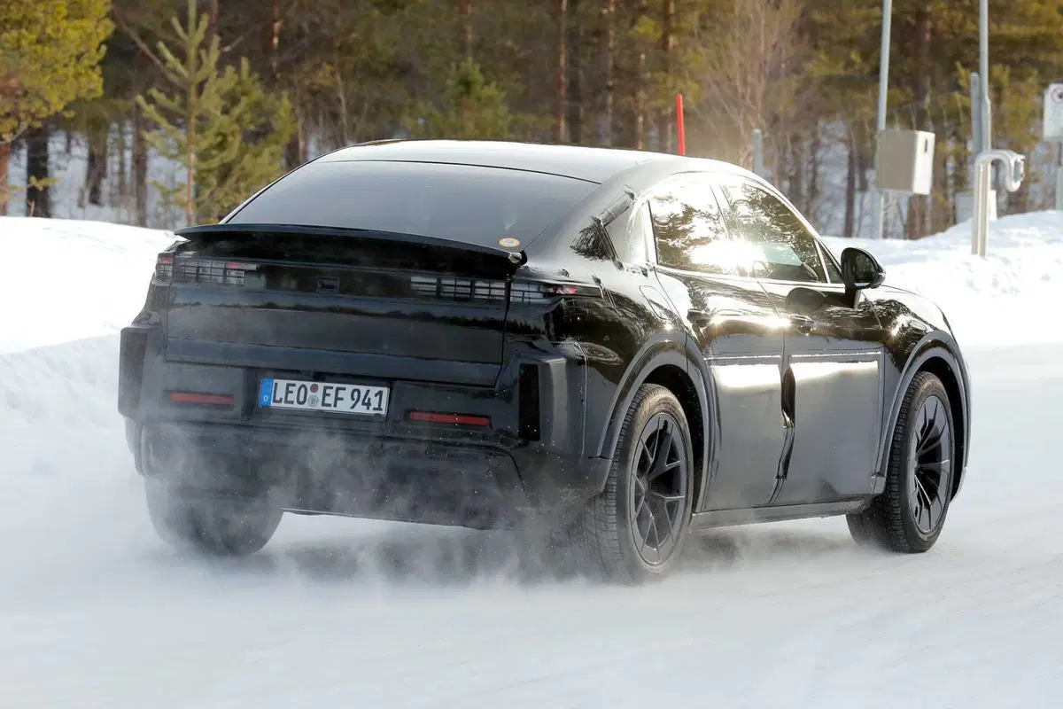 Porsche Cayenne Coupé: ecco com'è vista da vicino, grazie alle nuove foto spia (10)