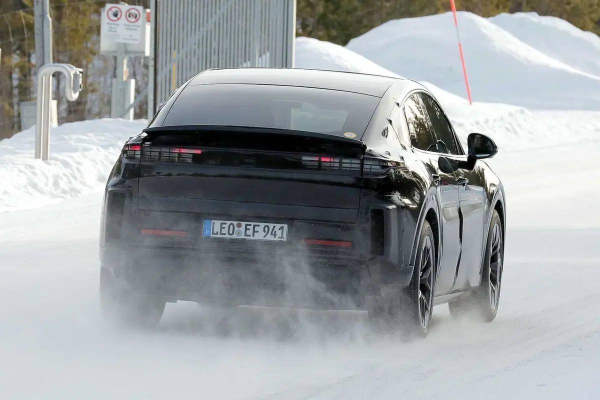 Porsche Cayenne Coupé: ecco com'è vista da vicino, grazie alle nuove foto spia (11)