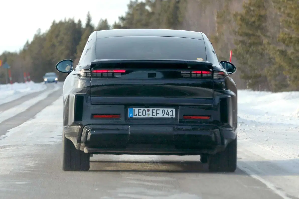 Porsche Cayenne Coupé: ecco com'è vista da vicino, grazie alle nuove foto spia (12)