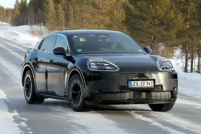Porsche Cayenne Coup&eacute;: ecco com'&egrave; vista da vicino, grazie alle nuove foto spia