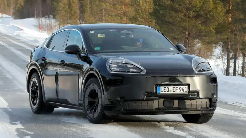 Porsche Cayenne Coup&eacute;: ecco com'&egrave; vista da vicino, grazie alle nuove foto spia