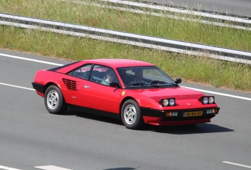 Una Ferrari Mondial in pista, i costi salgono