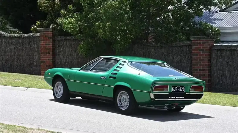 L'Alfa Romeo Montreal di serie su strada; ne sono stare prodotte meno di 4.000 unit&agrave;