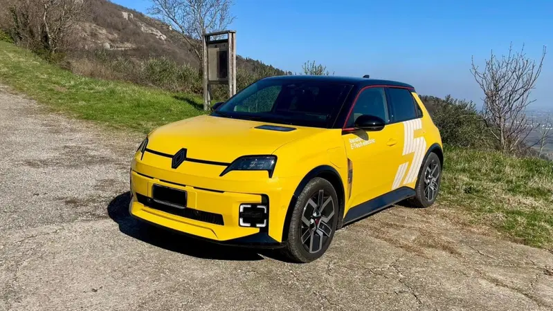 Renault R5 elettrica, la doppia guidata, come va l'autonomia?