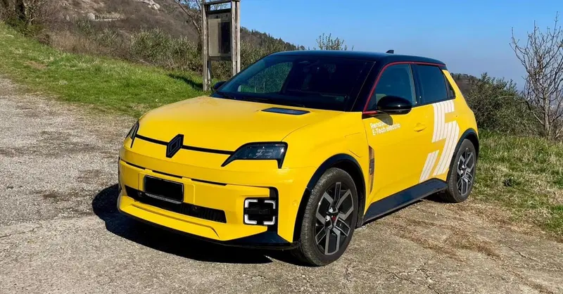 Renault R5 elettrica, la doppia guidata, come va l'autonomia?