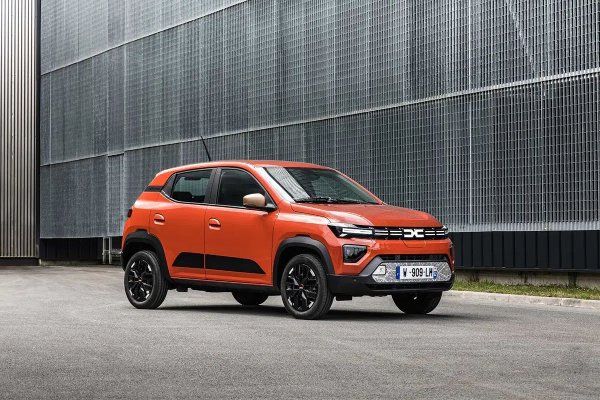 Dacia Spring 2025: cambia il look, prestazioni cittadine [VIDEO] (2)