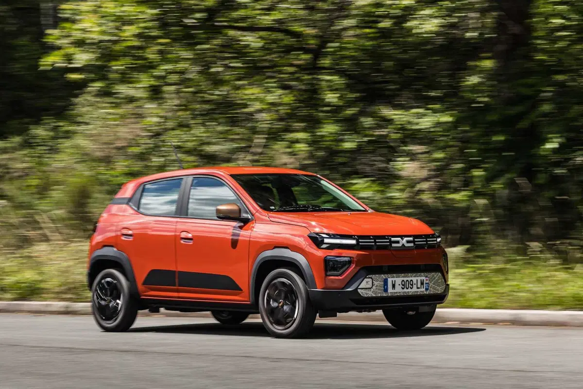 Dacia Spring 2025: cambia il look, prestazioni cittadine [VIDEO] (5)