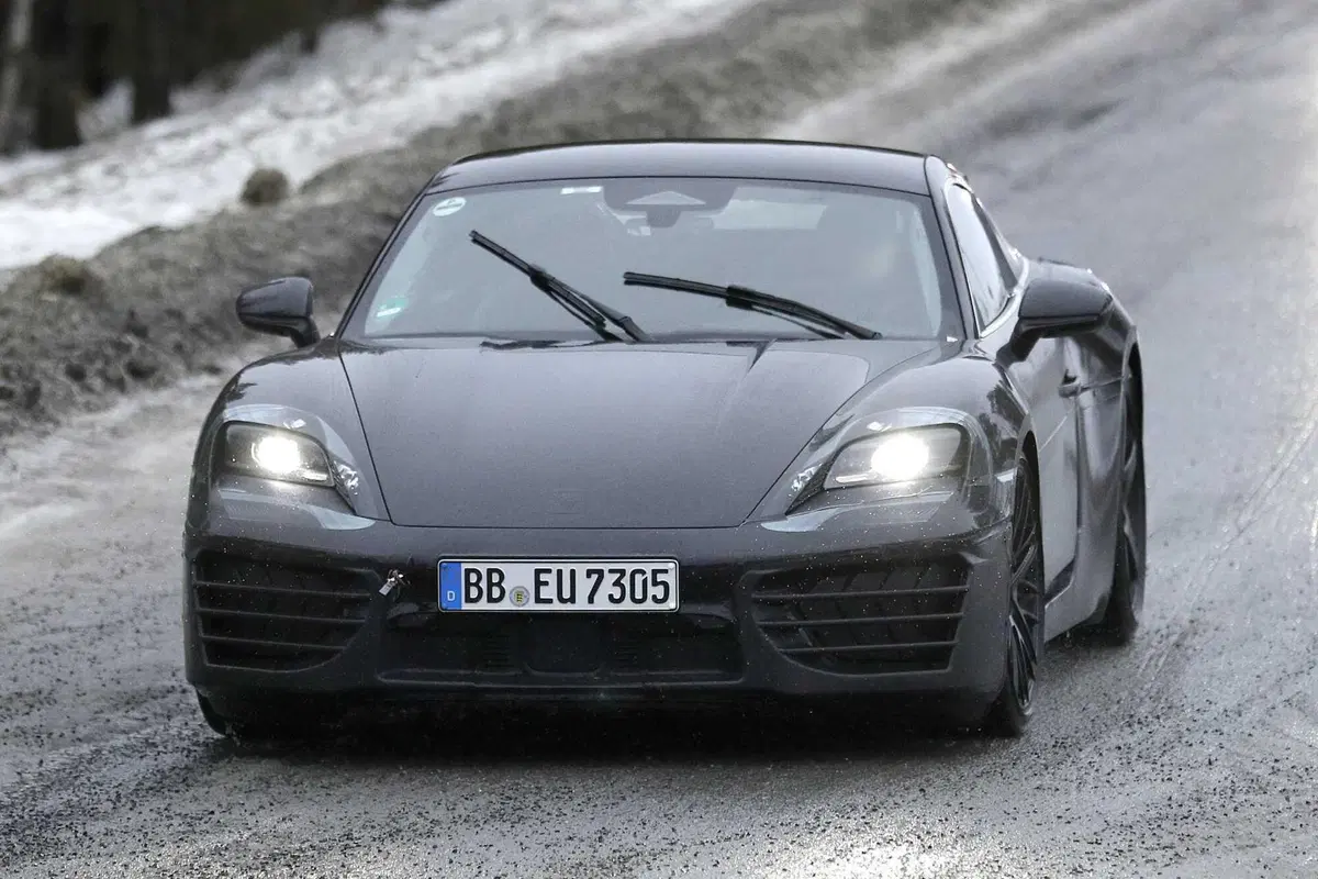 Nuova Porsche Cayman elettrica: prime immagini del prototipo in test (2)