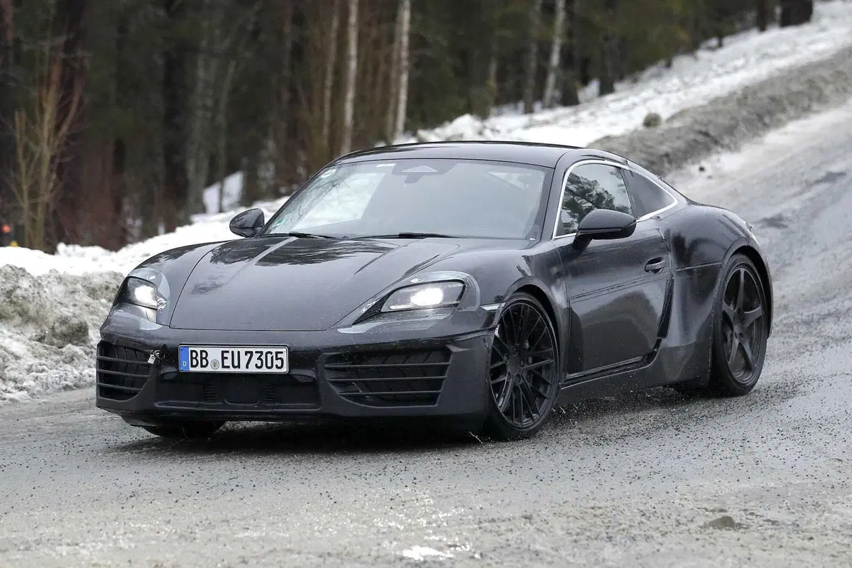 Nuova Porsche Cayman elettrica: prime immagini del prototipo in test (4)