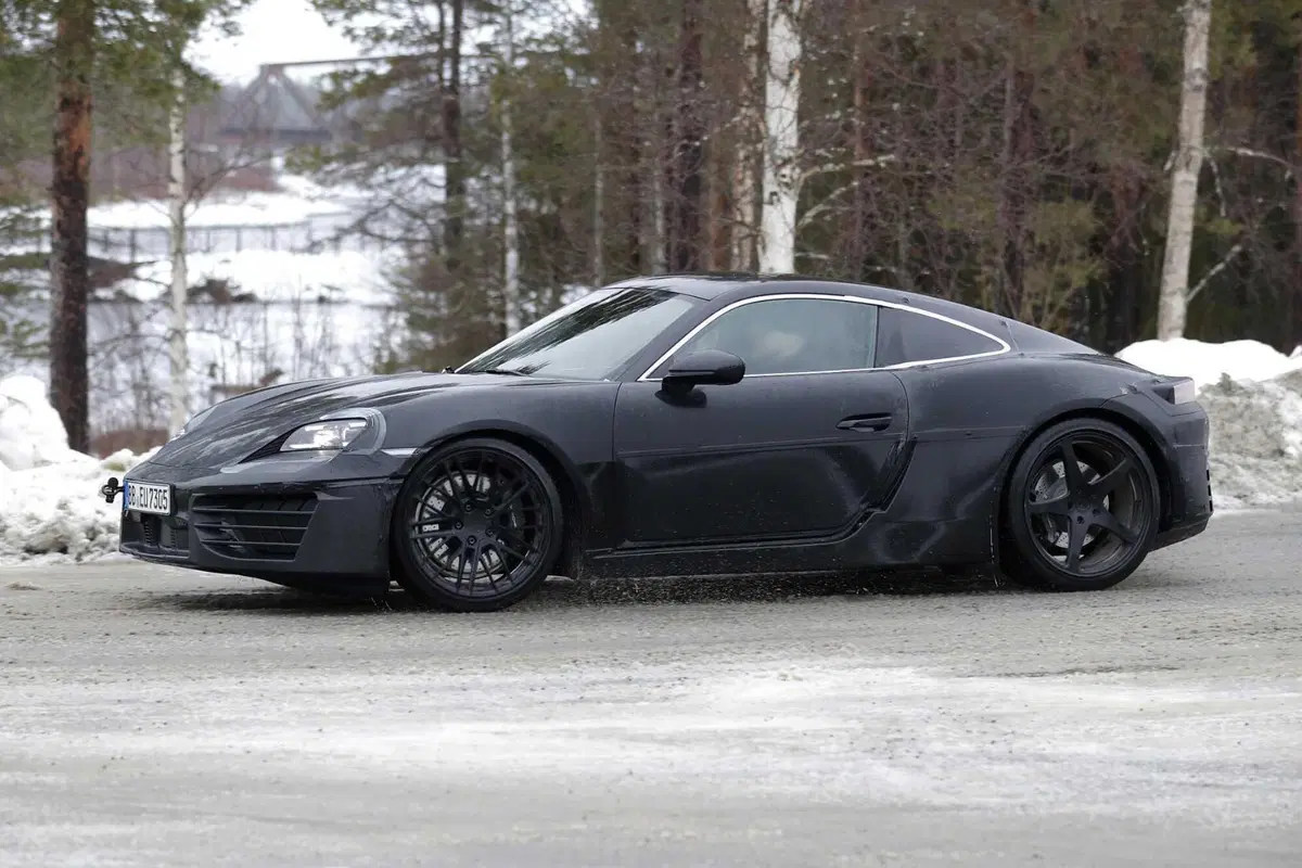 Nuova Porsche Cayman elettrica: prime immagini del prototipo in test (6)