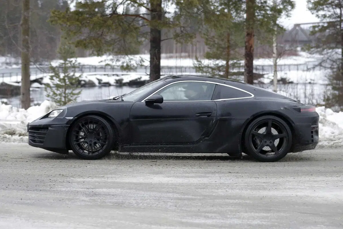 Nuova Porsche Cayman elettrica: prime immagini del prototipo in test (7)