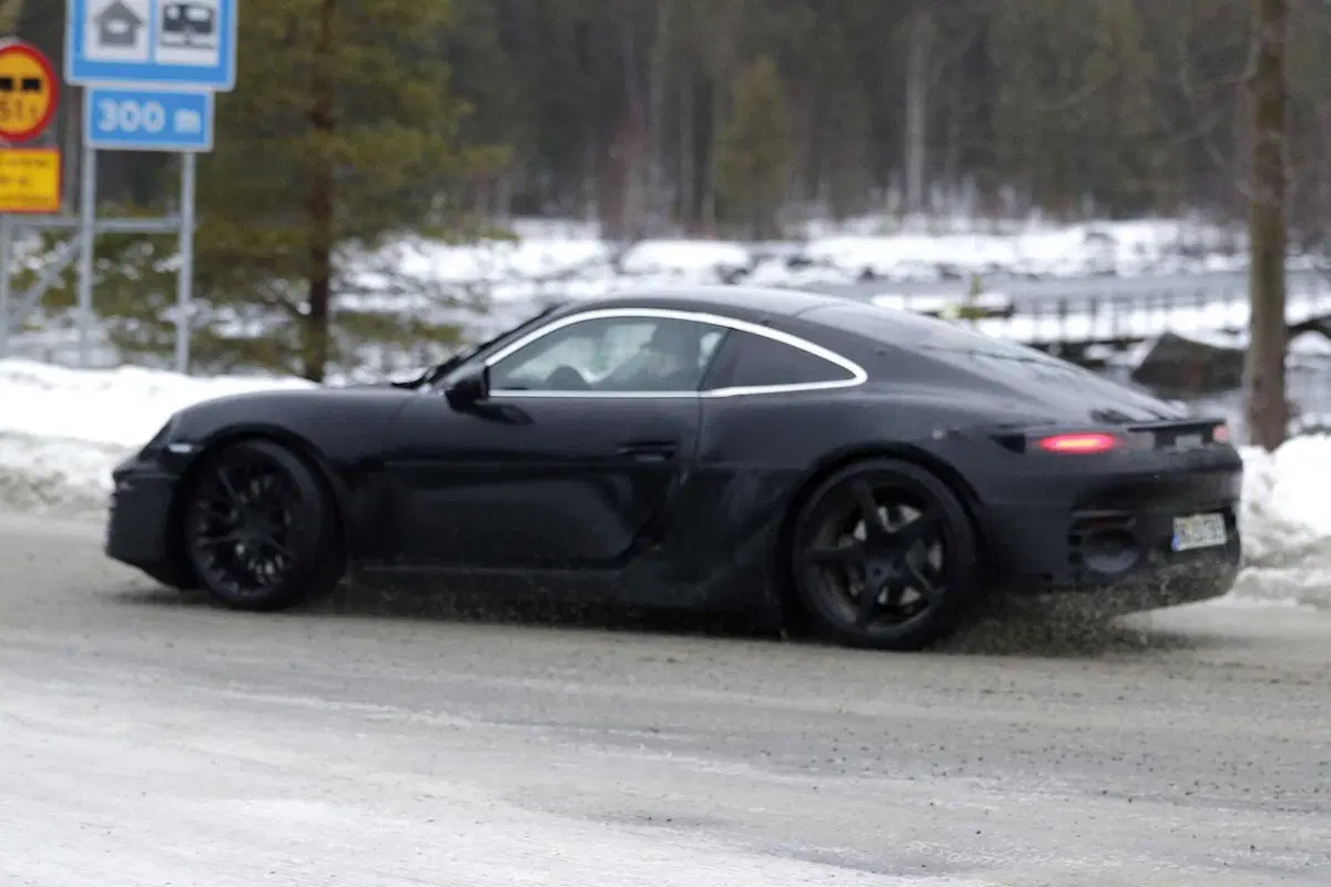 Nuova Porsche Cayman elettrica: prime immagini del prototipo in test (8)