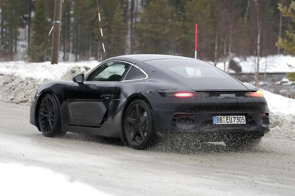 Nuova Porsche Cayman elettrica: prime immagini del prototipo in test (9)