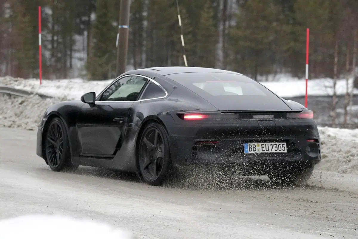Nuova Porsche Cayman elettrica: prime immagini del prototipo in test (10)