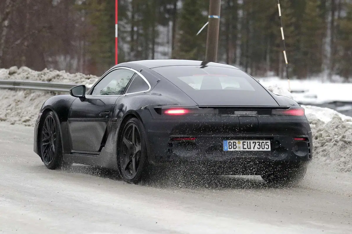 Nuova Porsche Cayman elettrica: prime immagini del prototipo in test (11)