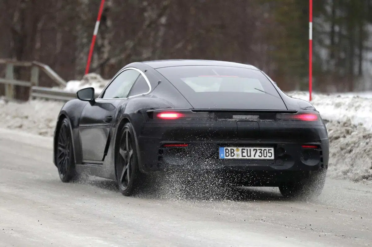 Nuova Porsche Cayman elettrica: prime immagini del prototipo in test (12)