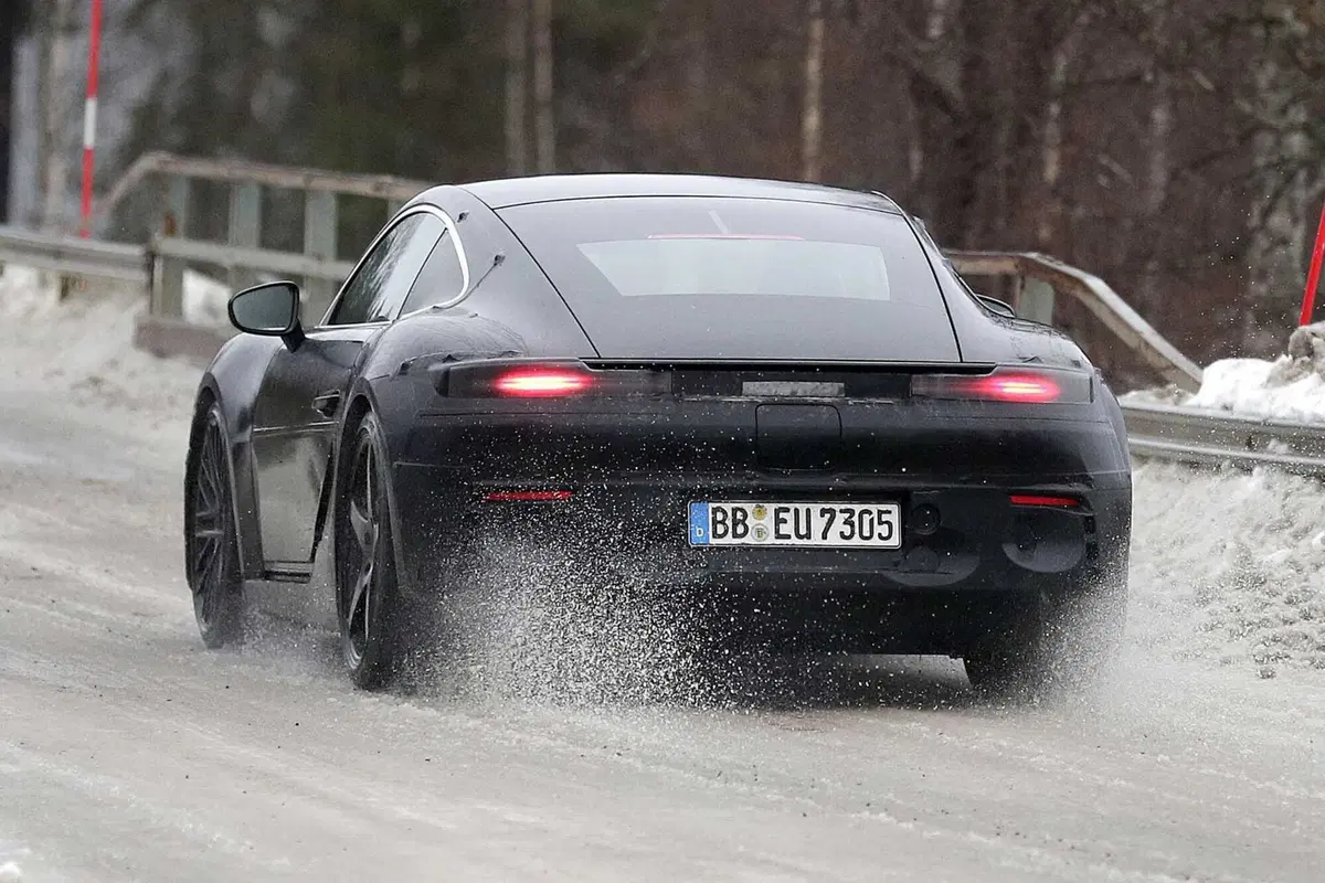 Nuova Porsche Cayman elettrica: prime immagini del prototipo in test (13)