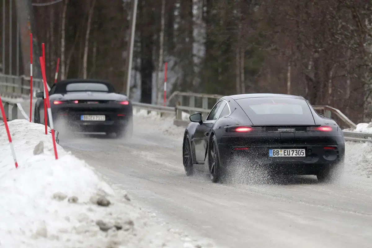 Nuova Porsche Cayman elettrica: prime immagini del prototipo in test (14)