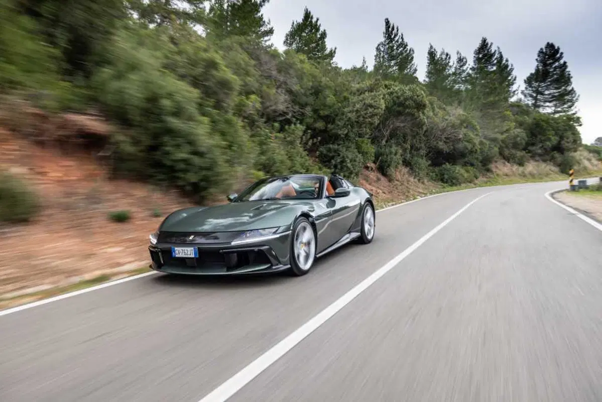 Ferrari 12 Cilindri Spider: il V12 a cielo aperto è musica da Grammy [VIDEO]