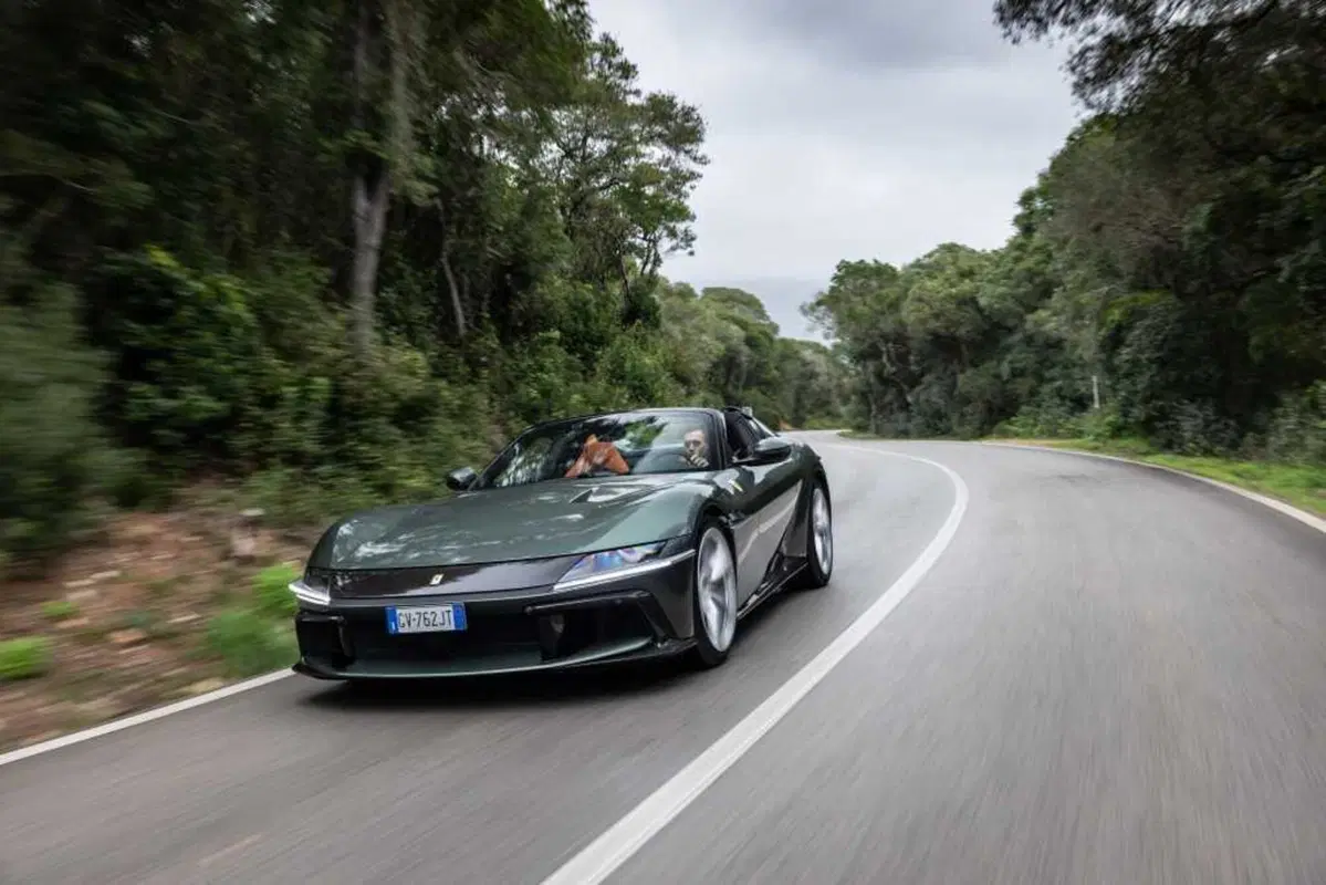 Ferrari 12 Cilindri Spider: il V12 a cielo aperto è musica da Grammy [VIDEO] (10)