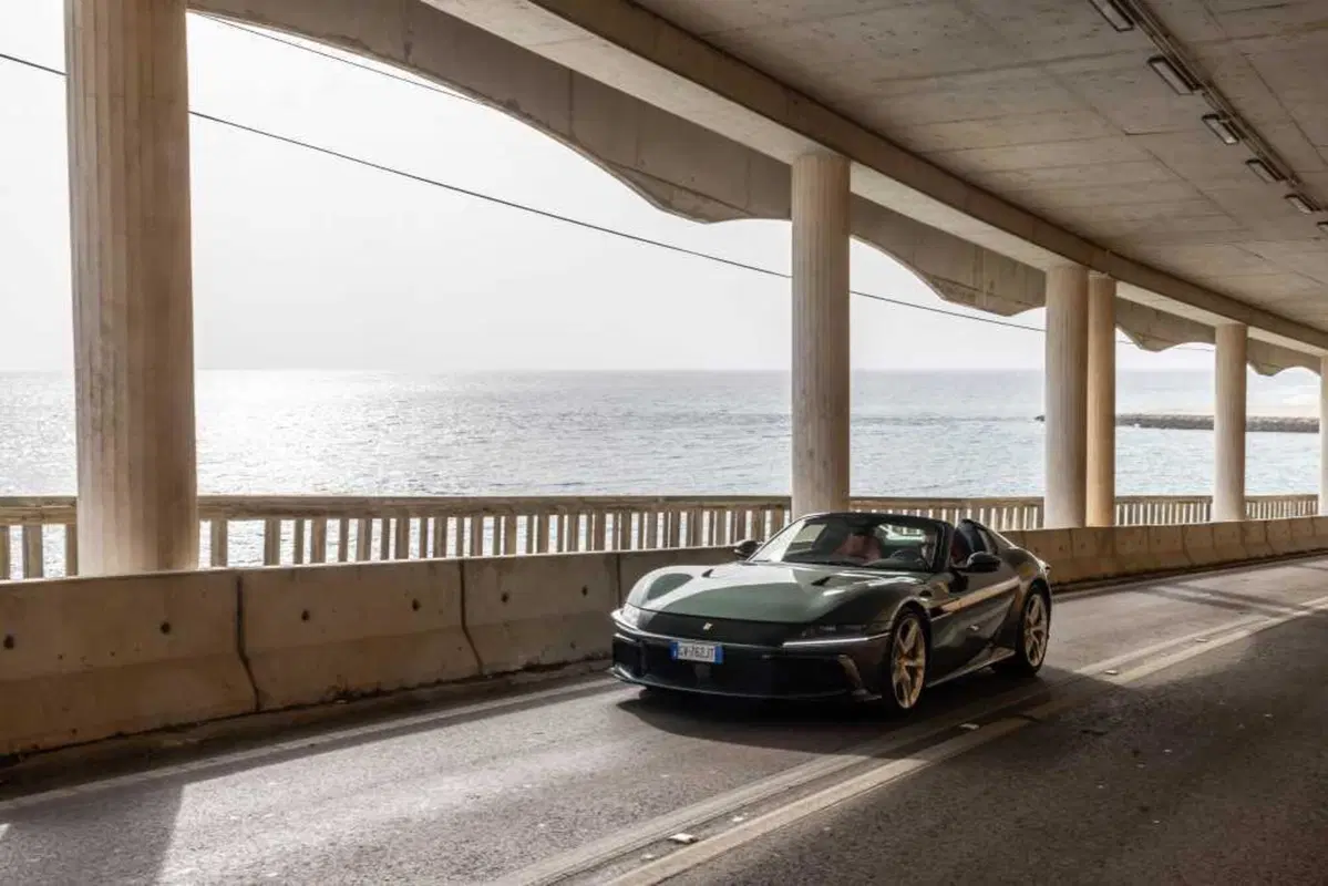 Ferrari 12 Cilindri Spider: il V12 a cielo aperto è musica da Grammy [VIDEO] (11)