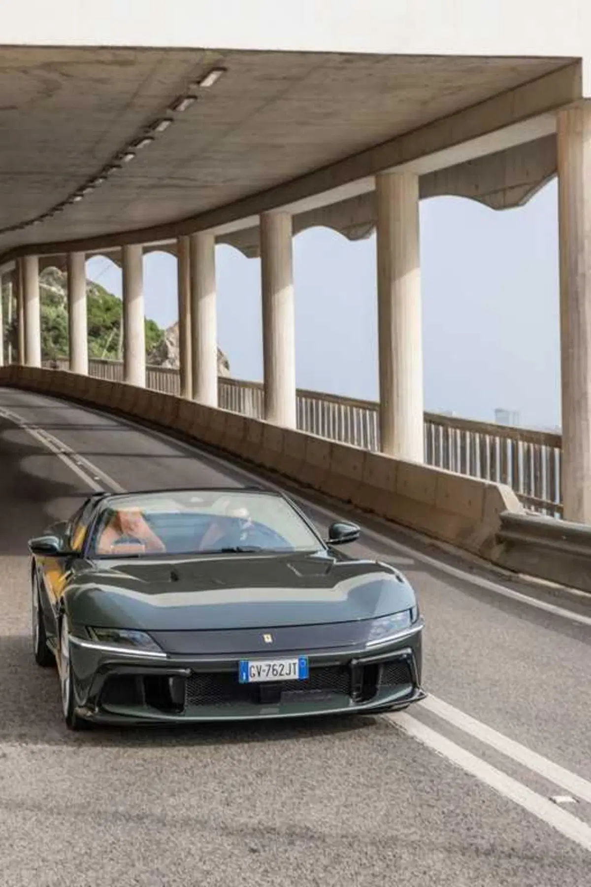 Ferrari 12 Cilindri Spider: il V12 a cielo aperto è musica da Grammy [VIDEO] (12)