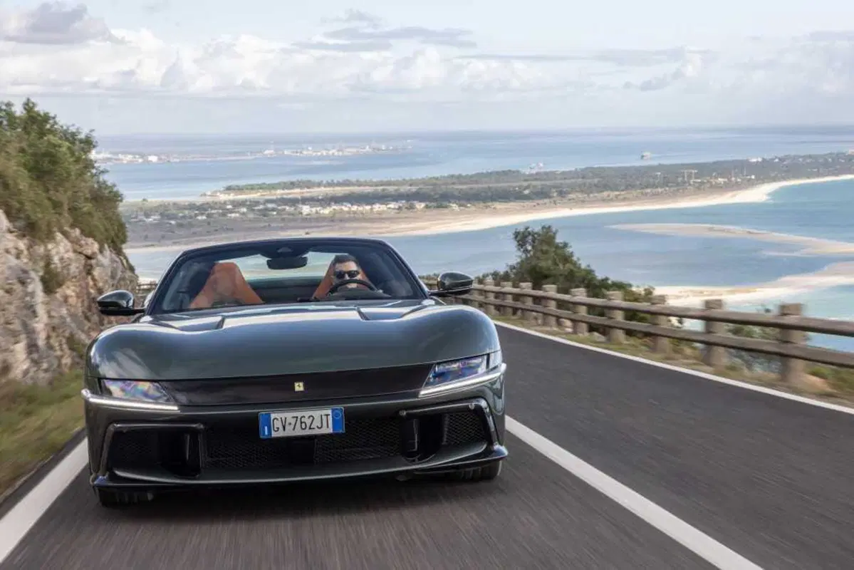 Ferrari 12 Cilindri Spider: il V12 a cielo aperto è musica da Grammy [VIDEO] (13)