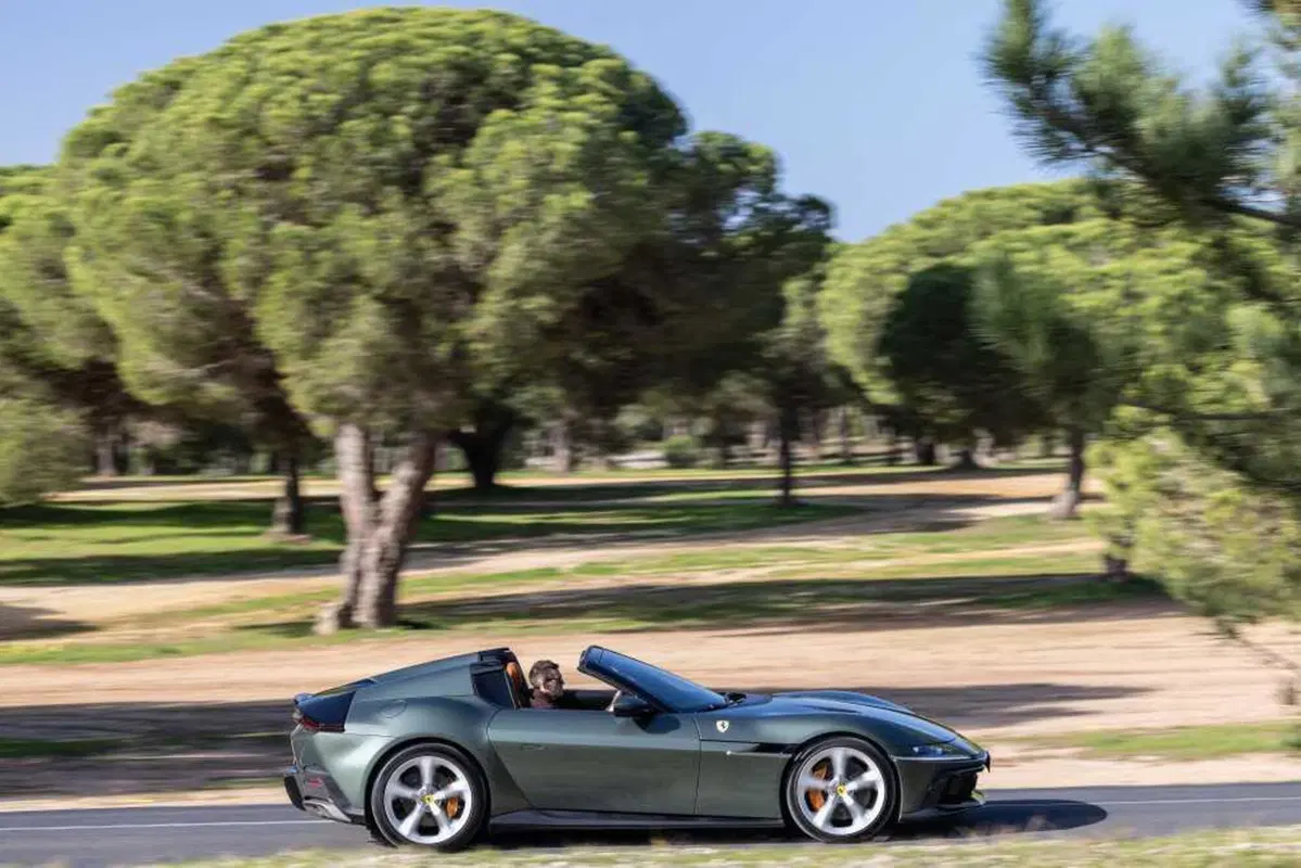 Ferrari 12 Cilindri Spider: il V12 a cielo aperto è musica da Grammy [VIDEO] (20)